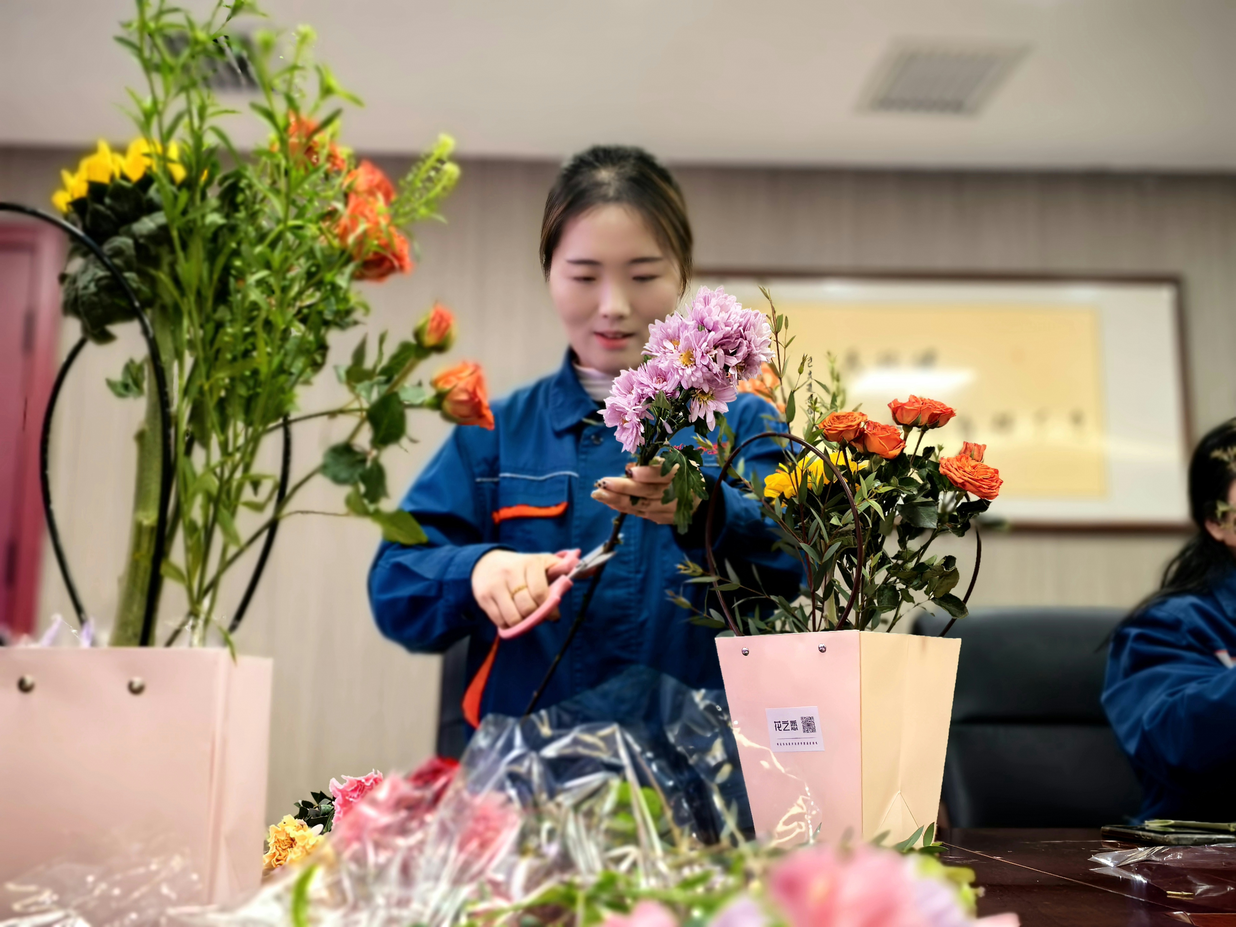 �������ഺ���뻨���衱�����½��¸���չ�����ˡ���Ů�ڲ廨�ֹ������